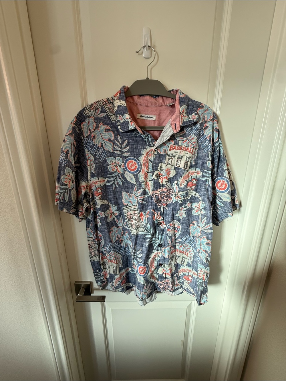 Men's Short-Sleeve Chicago Cubs Hawaiian Shirt in Blue and Pink